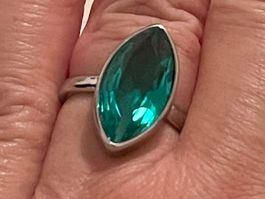 Jolie bague remarquable 51,5 pierre verte neuve