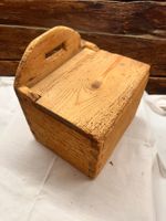 Antike Holzbox mit Deckel