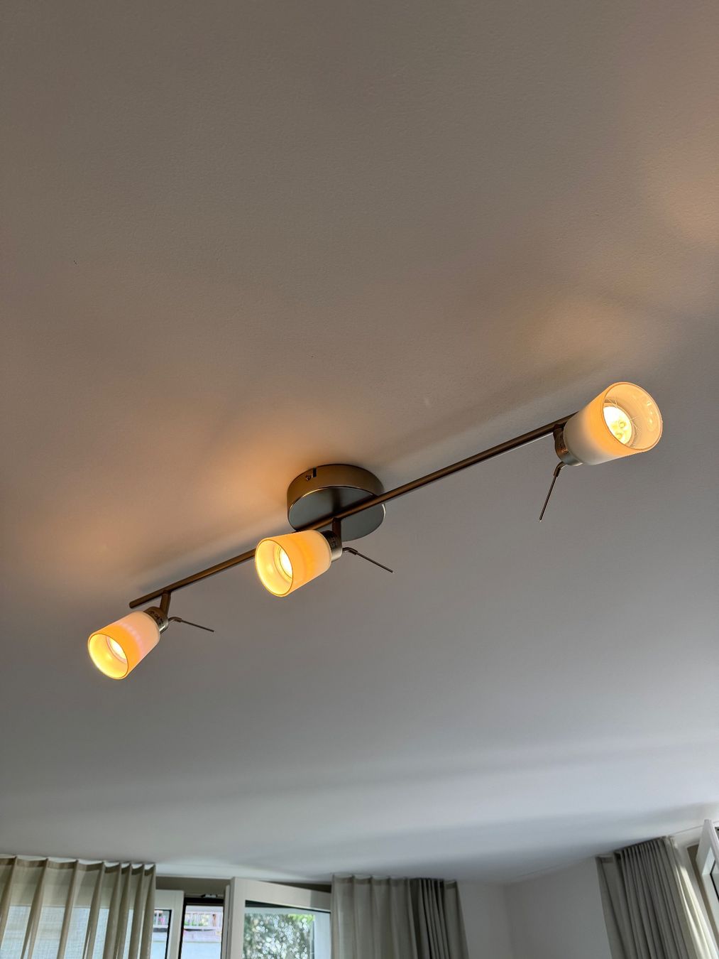 Ikea Lustres & lampes de plafonds: Deckenschiene mit 3 Spots, IKEA – D'occasion à Zürich par Saskia125