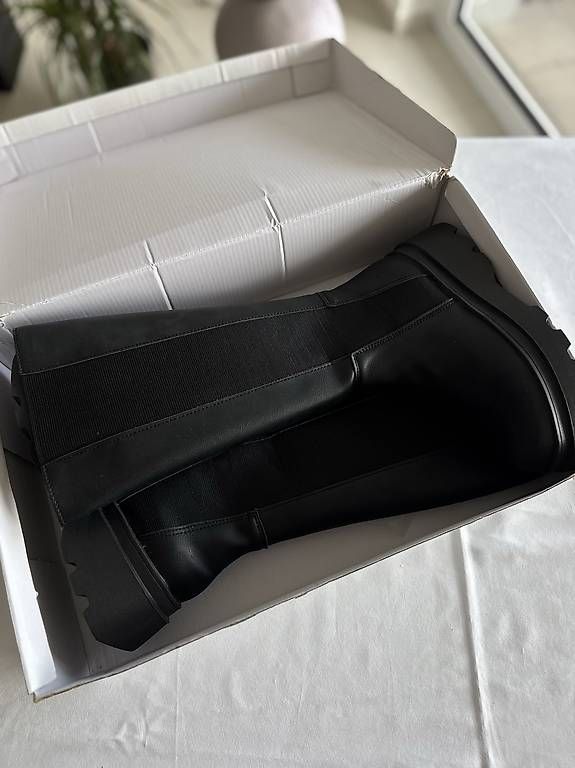 Scarpe da donna: Schwarze Chunky-Stiefel  Grösse 39 – Nuovo e nell'imballaggio originale da Schlieren venduto da gue_m9qk 2