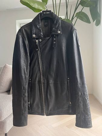 Schwarze Lederjacke