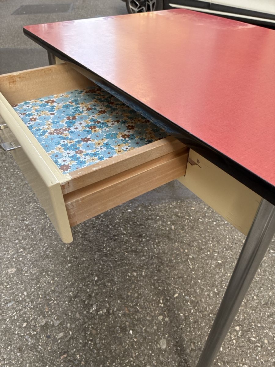 Cucine complete: Petite table Formica année 70 – Usato da La Neuveville venduto da Canelle4 4