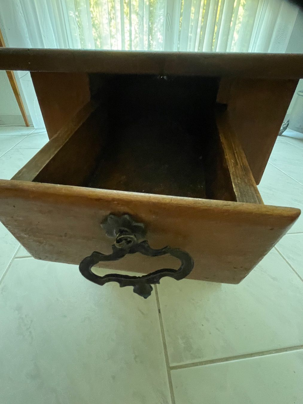 Set di tavolo e panche: ALTE HOLZBANK  MIT SEITEN-SCHUBLADEN – Usato da Uhwiesen venduto da Uhwiesen 2