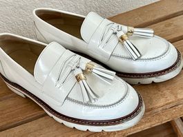 Stuart Weitzman: weisse Loafer mit Troddeln, 38