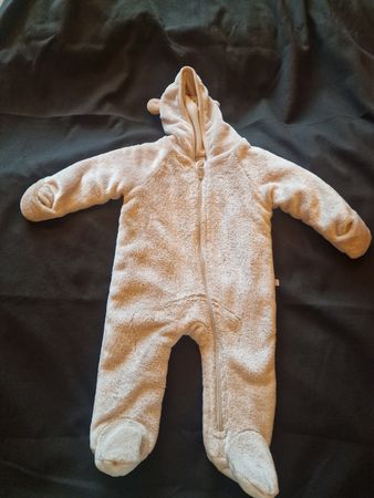 Baby Strampler mit Kapuze Grösse 68 neuwertig