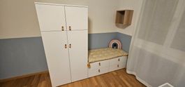 Kinderschrank mit Leseecke, Kissen und Bücherregal
