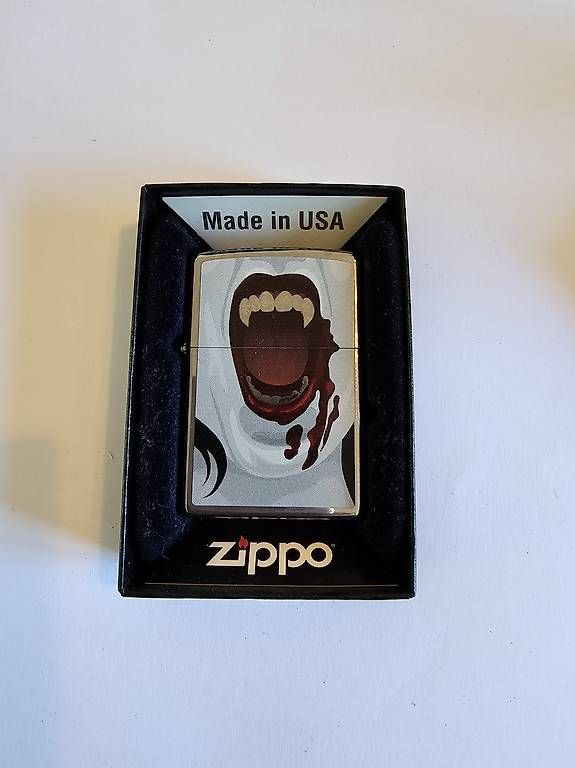 Zippo Accendini: ZIPPO mit Vampirmund – Usato da St. Gallen venduto da Murita