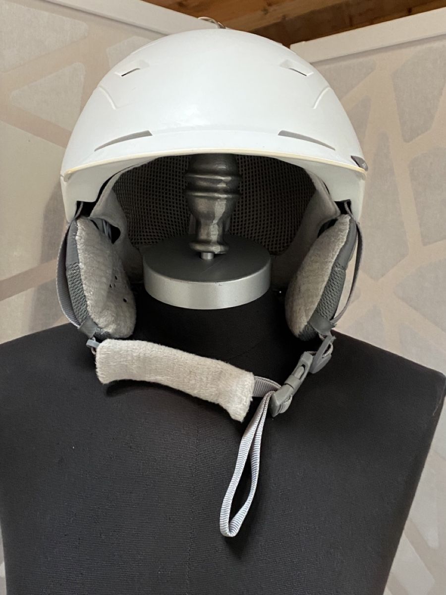 Smith Optic Caschi: Great white SMITH ski helmet. 55-59cms – Usato da Grund b. Gstaad venduto da PlageNeige