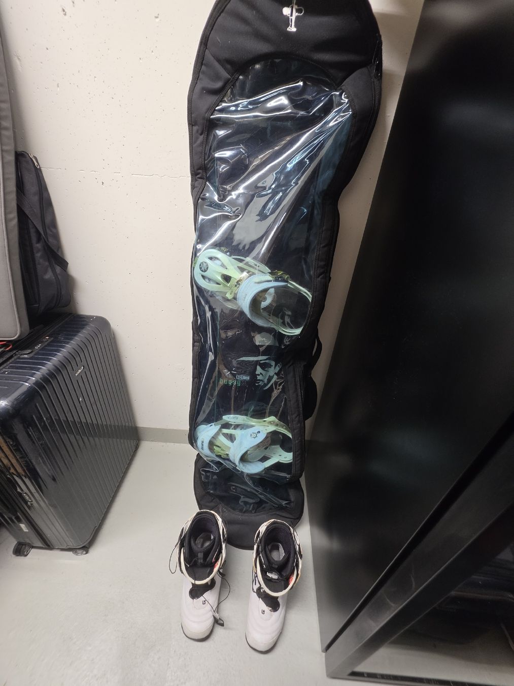 Atomic Board: Atomic Snowboard inkl. Burton Bindung und Schuhen – Usato da Thalwil venduto da Chris23 5