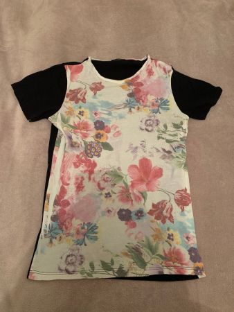 ABSOLUTE Tshirt eng mit Blumen Grösse S MADE IN ITALY
