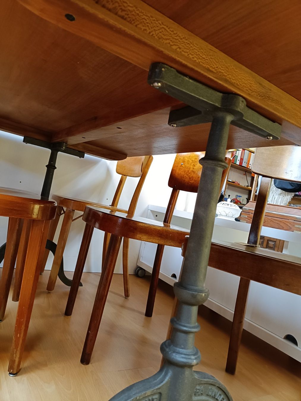 Tavoli: Holztisch mit Gussfüssen – Nuovo (secondo la descrizione) da Köniz venduto da Brockenreich 2