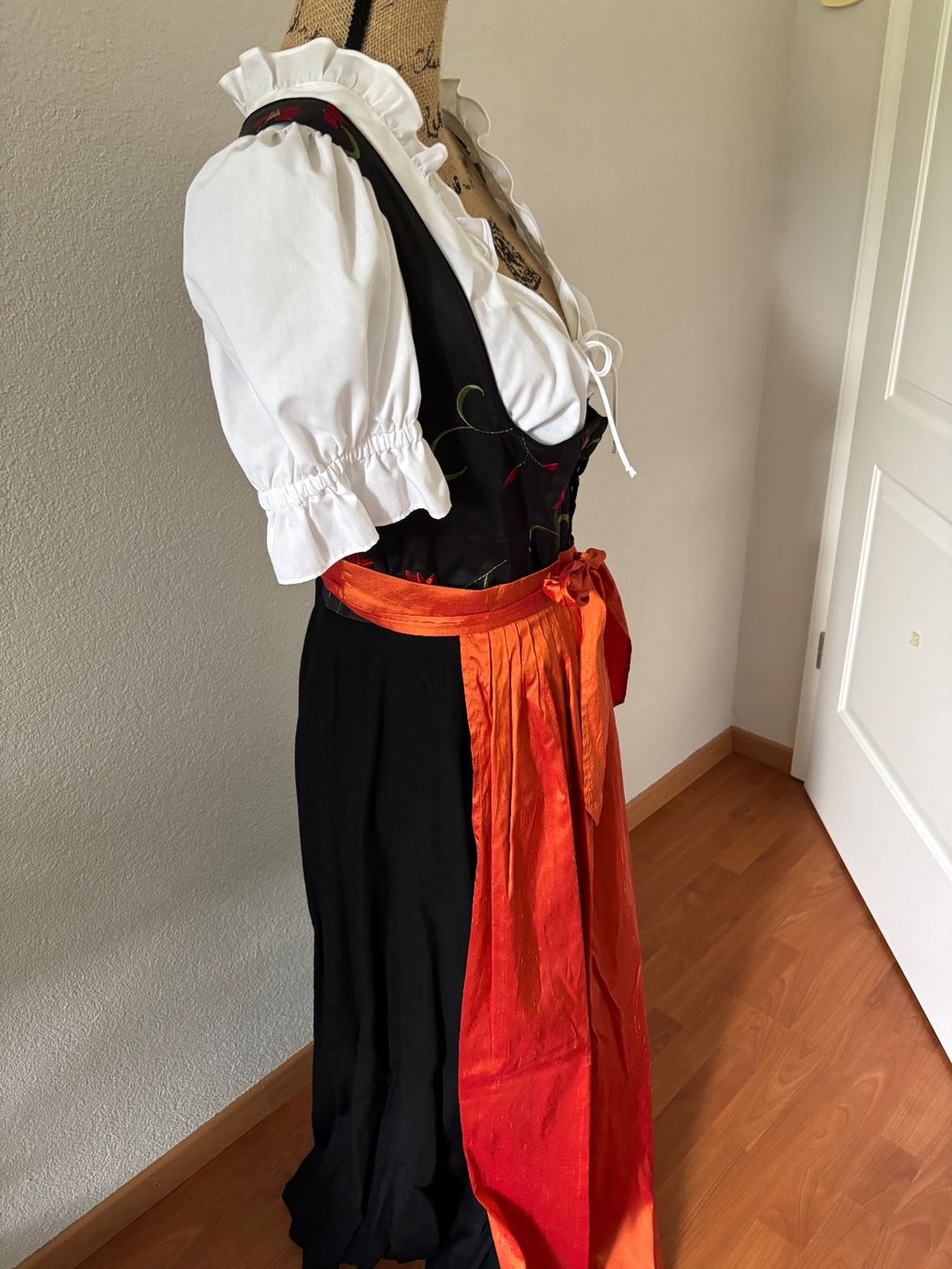 Vestiti: Dirndl Berwin & Wolff 40 Mit Schürze aus Seide und Bluse – Usato da Balsthal venduto da Uroby 2