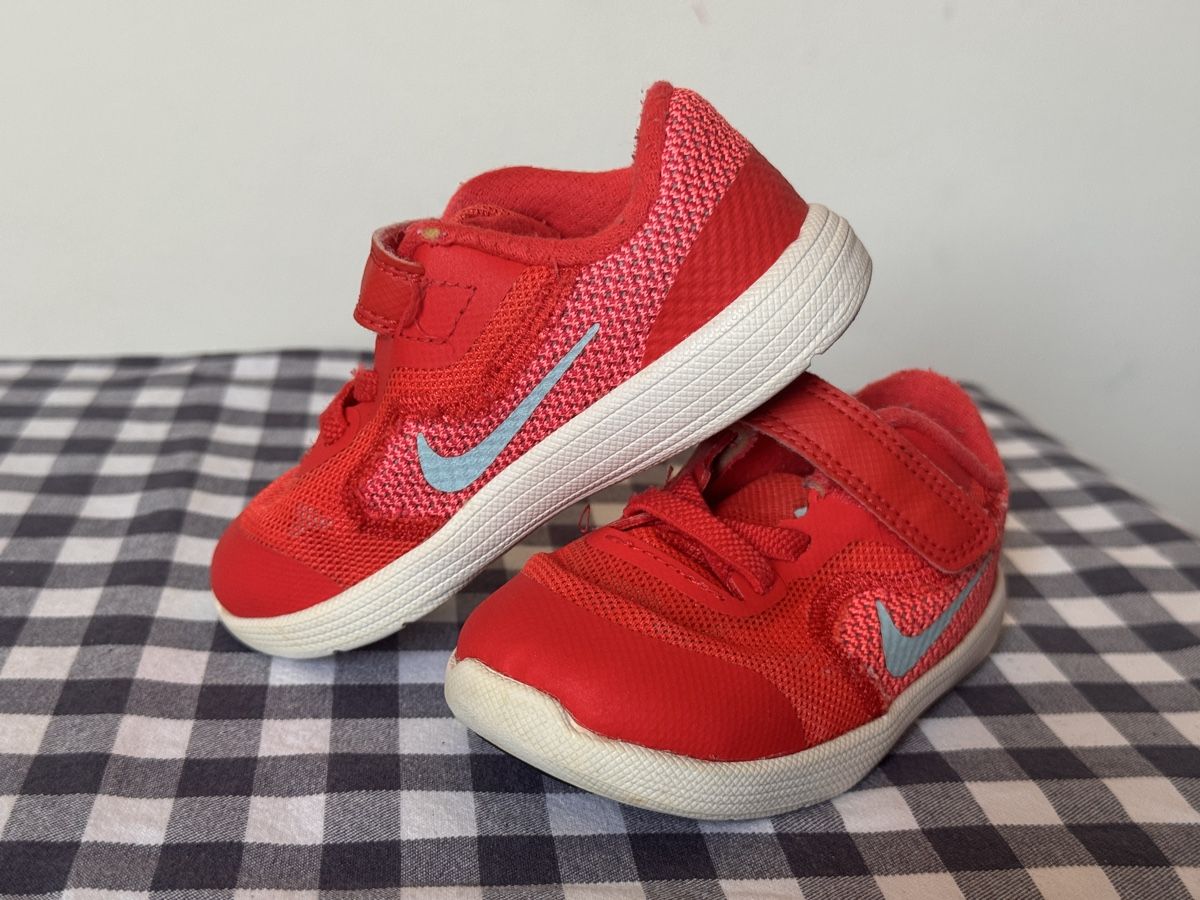 Nike Scarpe per ragazzi: Nike Kindersneaker: Grösse 23.5 – Usato da Basel venduto da spassbremse