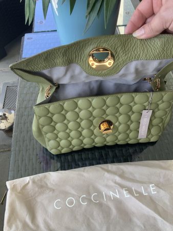 Coccinelle Tasche Leder Hellgrün mit goldfarbener Kette, Frü