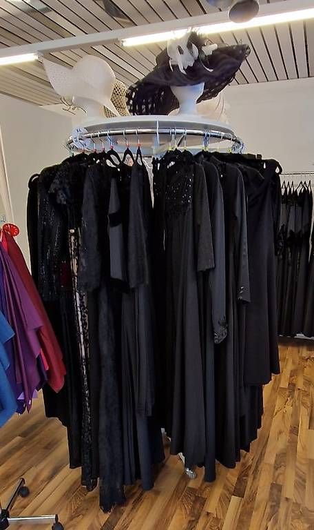 Altro in Decorazioni & Accessori: Kleiderständer mit Ablage drehbar, fahrbae – Nuovo (secondo la descrizione) da Luzern venduto da Neela288