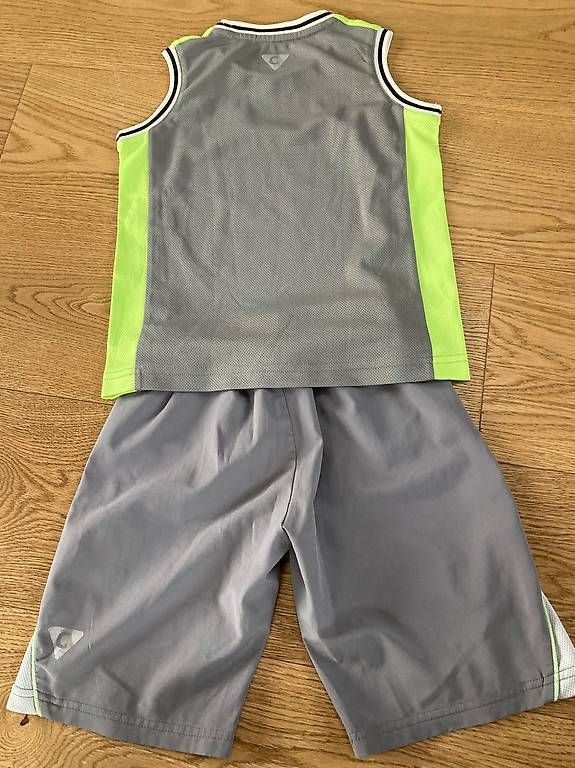 Kleiderpakete & -sets: Hose+Shirt Basketball Gr. 98-110 – Gebraucht aus Winterthur von Rawille 1