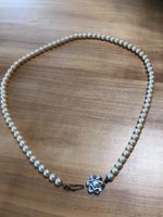 Elegante Vintage Perlenkette mit speziellem Verschluss.