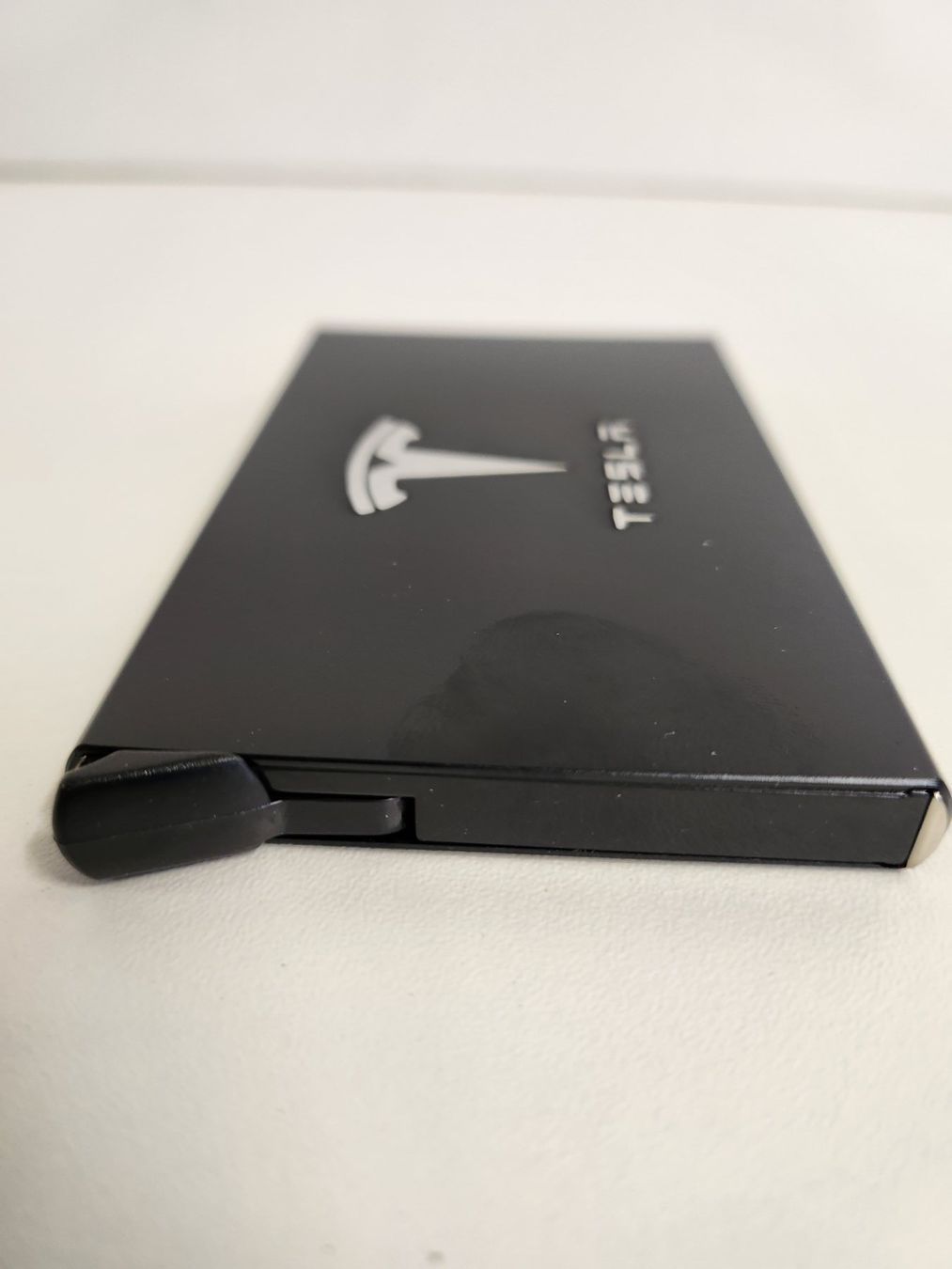 Brieftaschen: Kreditkarten Etui mit Tesla Logo – Neu und originalverpackt aus Niederurnen von Ghost.recon 1