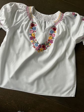 Blouse avec broderies 152/12 ans