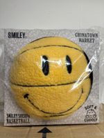 Smiley Sherpa Basketball von Chinatown Market, neu!💛🏀  ...
