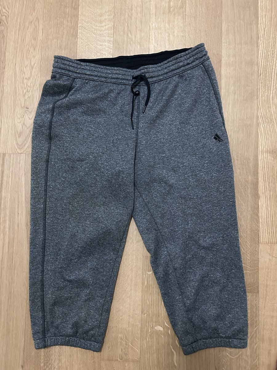 Adidas Pantalons: Adidas Sweatpants Grey – D'occasion à Belp par jan_6yvx