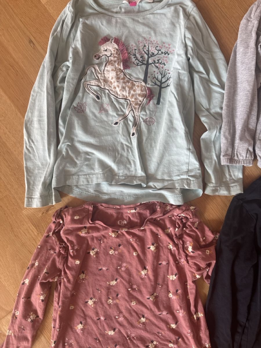Maglioni & Felpe: 4 Mädchen Langarm-Shirts 128/134 – Usato da Wädenswil venduto da dorodi 1