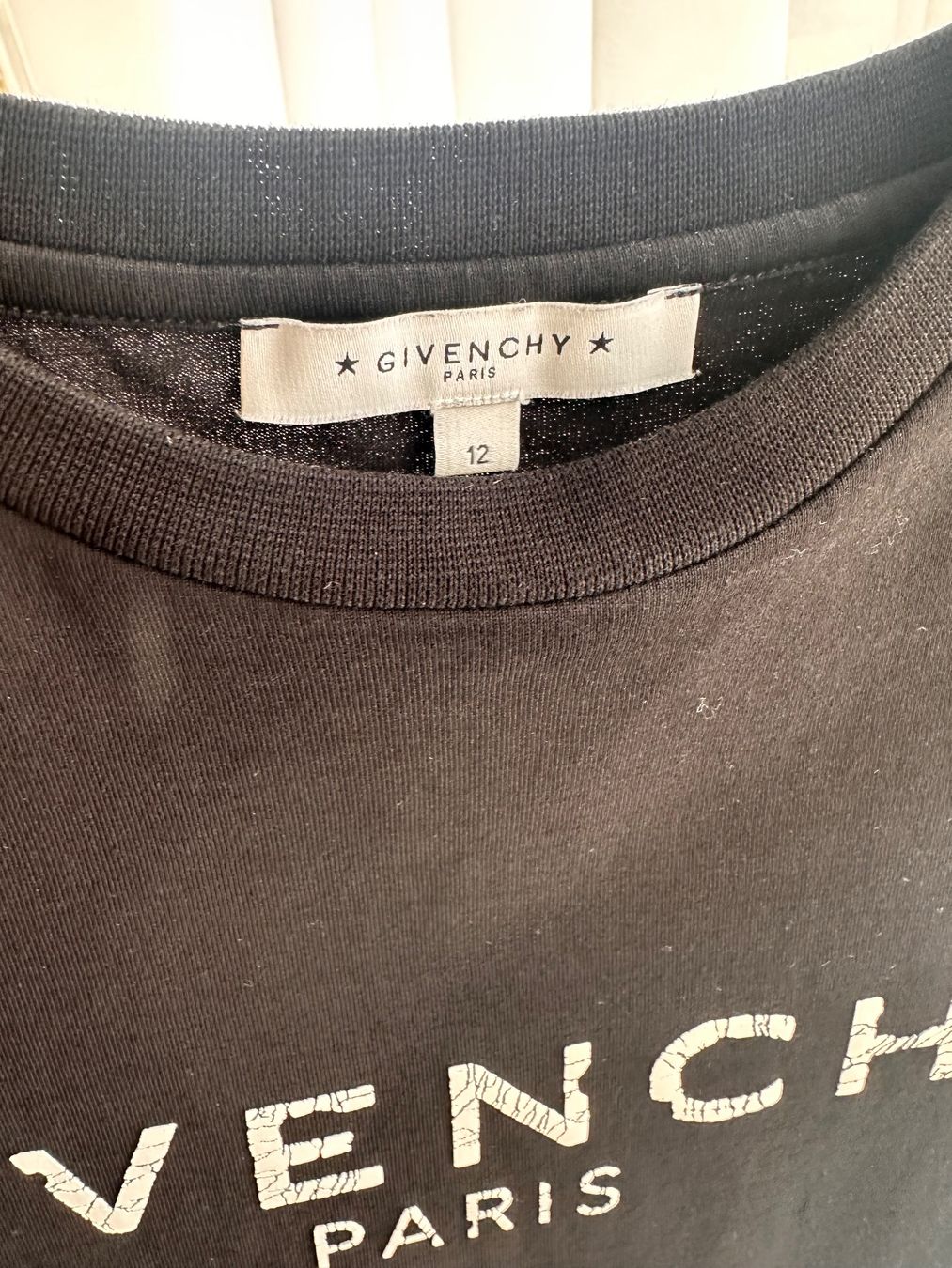 Givenchy T-shirt: Givenchy Tshirt schwarz – Usato da Konolfingen venduto da Luluuuu 2
