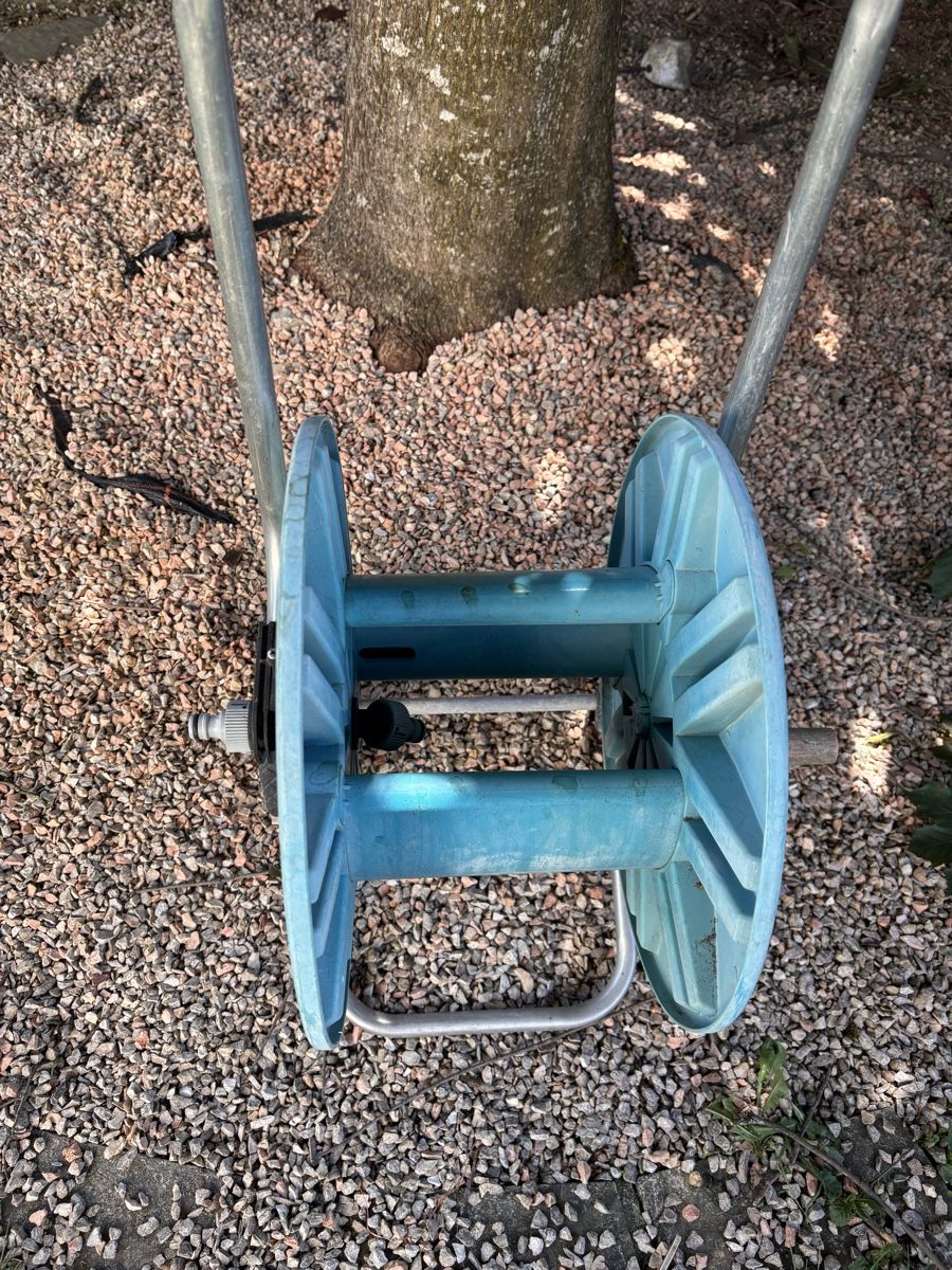 Gardena Tubi & Tubi flessibili: Gartenschlauchwagen mit Rollen (ohne Schlauchsufsatz) – Usato da Waltenschwil venduto da Schmetterling2015 2