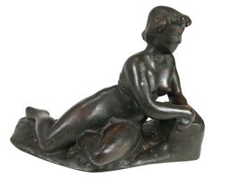 Skulptur einer liegenden Frau, weiblicher Akt