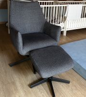Bequemer Sessel mit Hocker