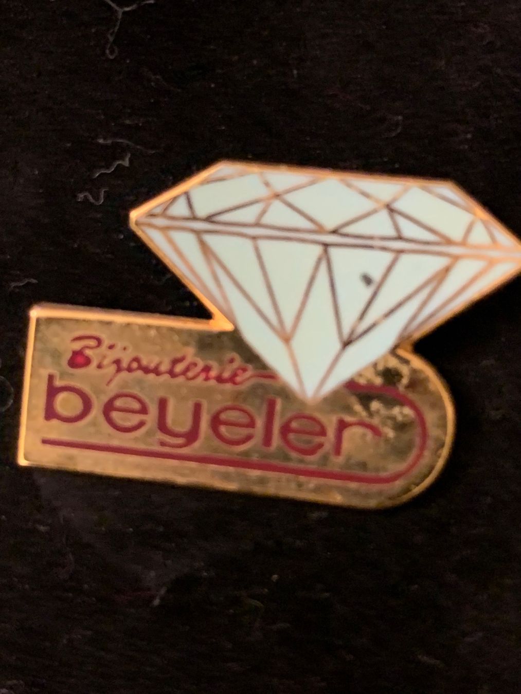 Placchette & Badge: Pin Beyeler – Nuovo e nell'imballaggio originale da Oberweningen venduto da Jogi2