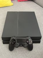 Playstation 4 mit Controller und Spielen