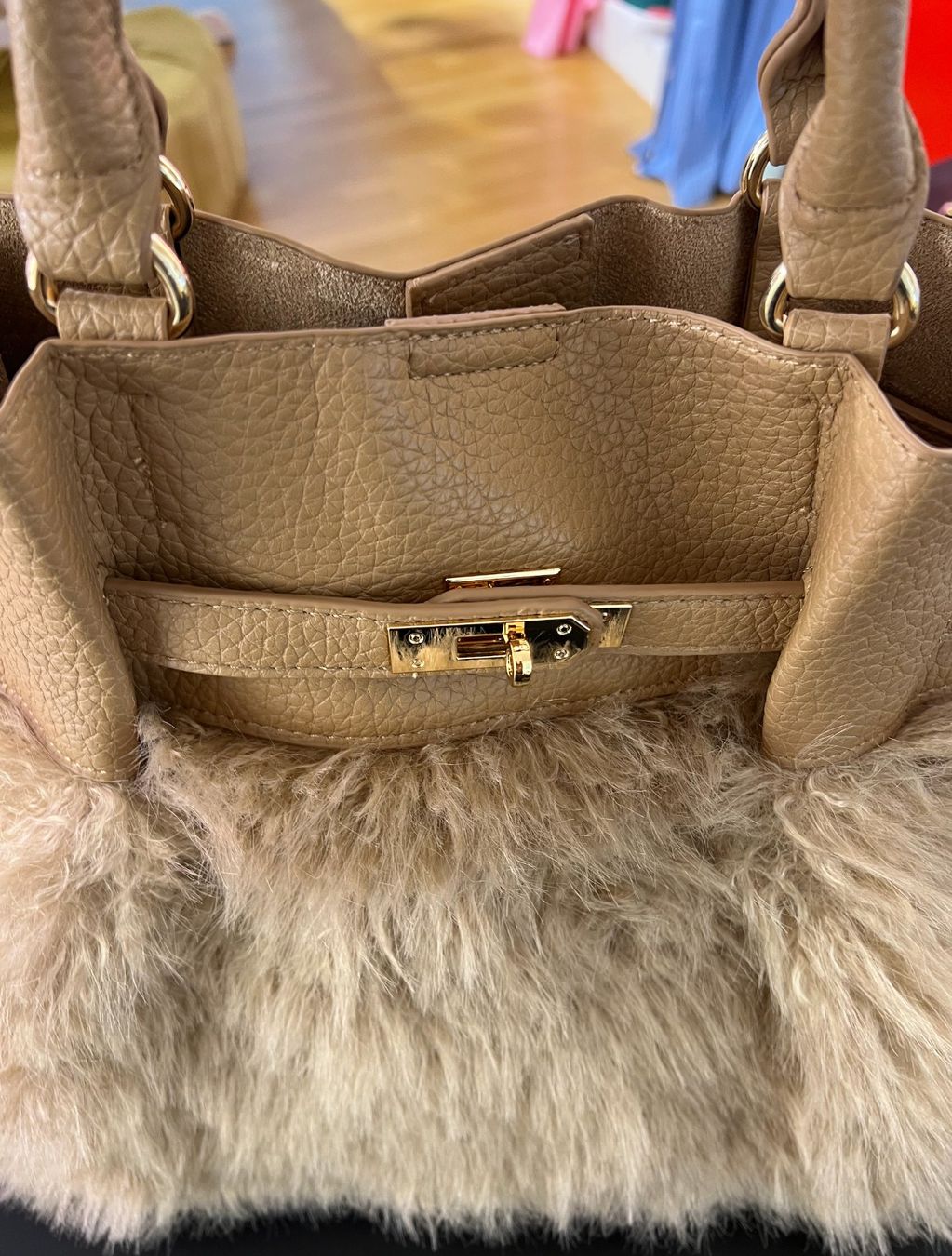 Taschen für Damen: Angesagte pelzige Handtasche – Neu und originalverpackt aus Zürich von Naebeli 6