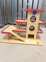 Grosses Holz-Parkhaus / Parkgarage mit Lift