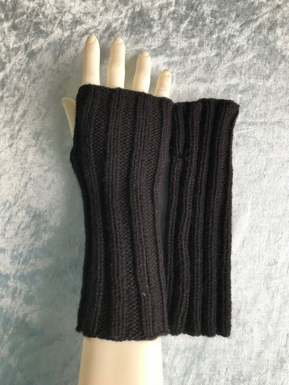 Altro in  Abbigliamento & Accessori: Pulswärmer mit Daumenloch ohne Perlen – Nuovo e nell'imballaggio originale da Pfäffikon SZ venduto da Desideria0
