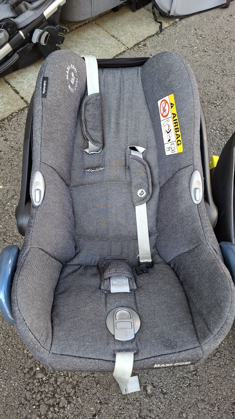 Maxi-Cosi Auto-Kindersitze: Maxi-Cosi Cabrio-Fix Babyschale mit EasyFix Basis Unfallfrei – Gebraucht aus Berlingen von mic_qg5h