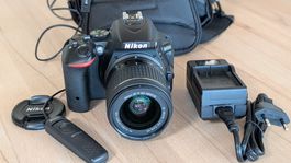 Nikon D5500 mit Objektiv und Zubehör in Top Zustand