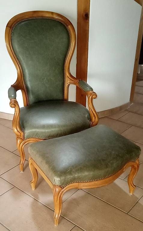 Poltrone: Louis Philippe Voltair Sessel mit Fusshocker, Nussbaum – Usato da Wilchingen venduto da atscherrer