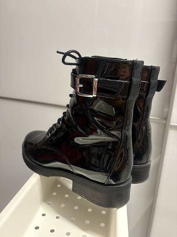 Damenschuhe: Lackstiefel Gr. 39 schwarz  – Gebraucht aus Meisterschwanden von Michael_Meisti5616 1
