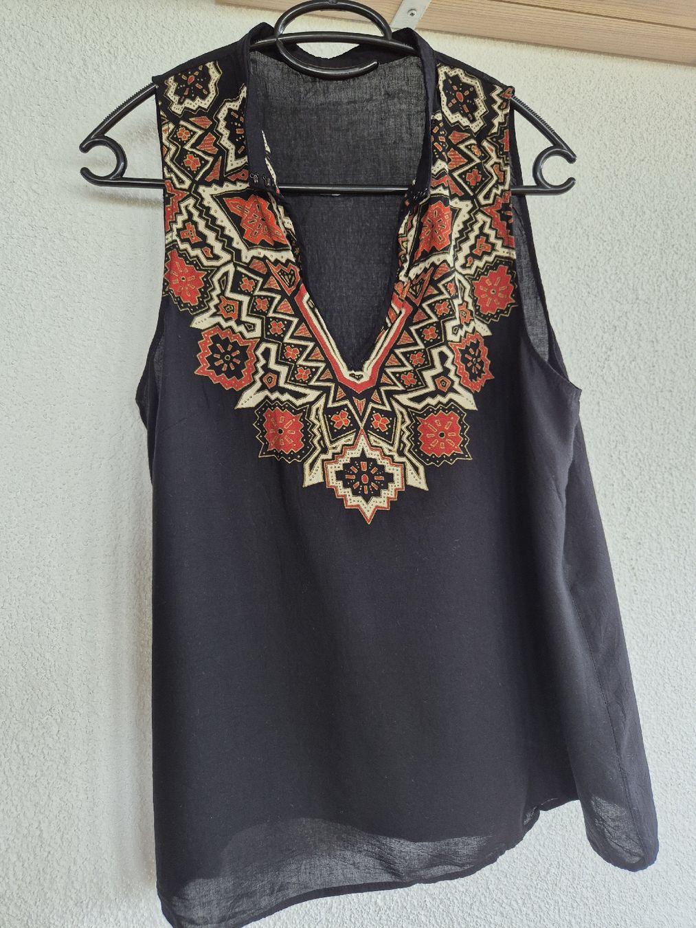 Top: Sommer Boho Top ärmellos schwarz rot gemustert – Usato da Bern venduto da miruslav