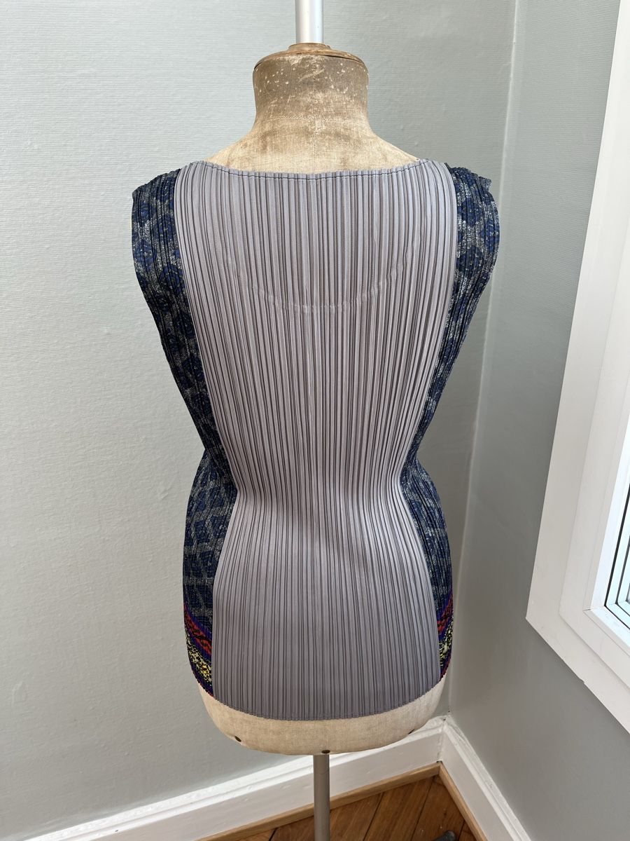 Issey Miyake Top: Issey Miyake Pleat Please Top – Usato da Basel venduto da and_bc5b 2