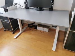 Verstellbarer Schreibtisch