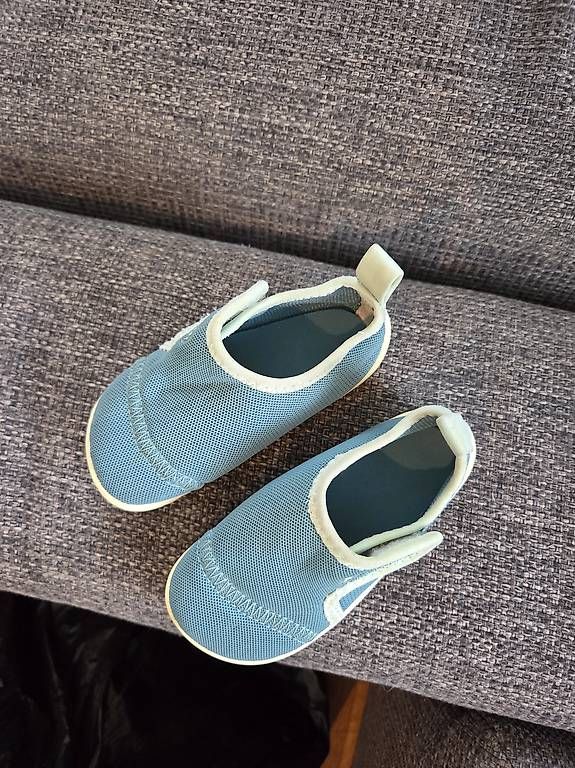 Chaussures garçon: Chaussures de plage – D'occasion à Neuchâtel par Stwatch 1