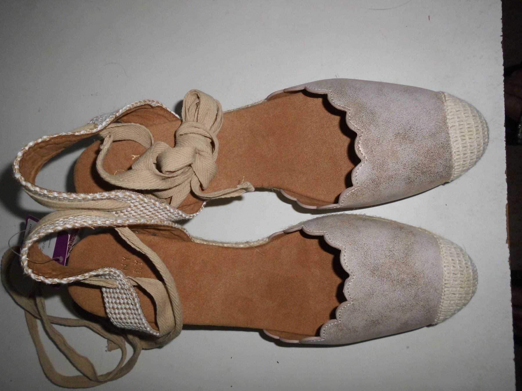 Scarpe da donna: Escarpins beige d'oré P. 41 – Nuovo (secondo la descrizione) da Marin-Epagnier venduto da Madja