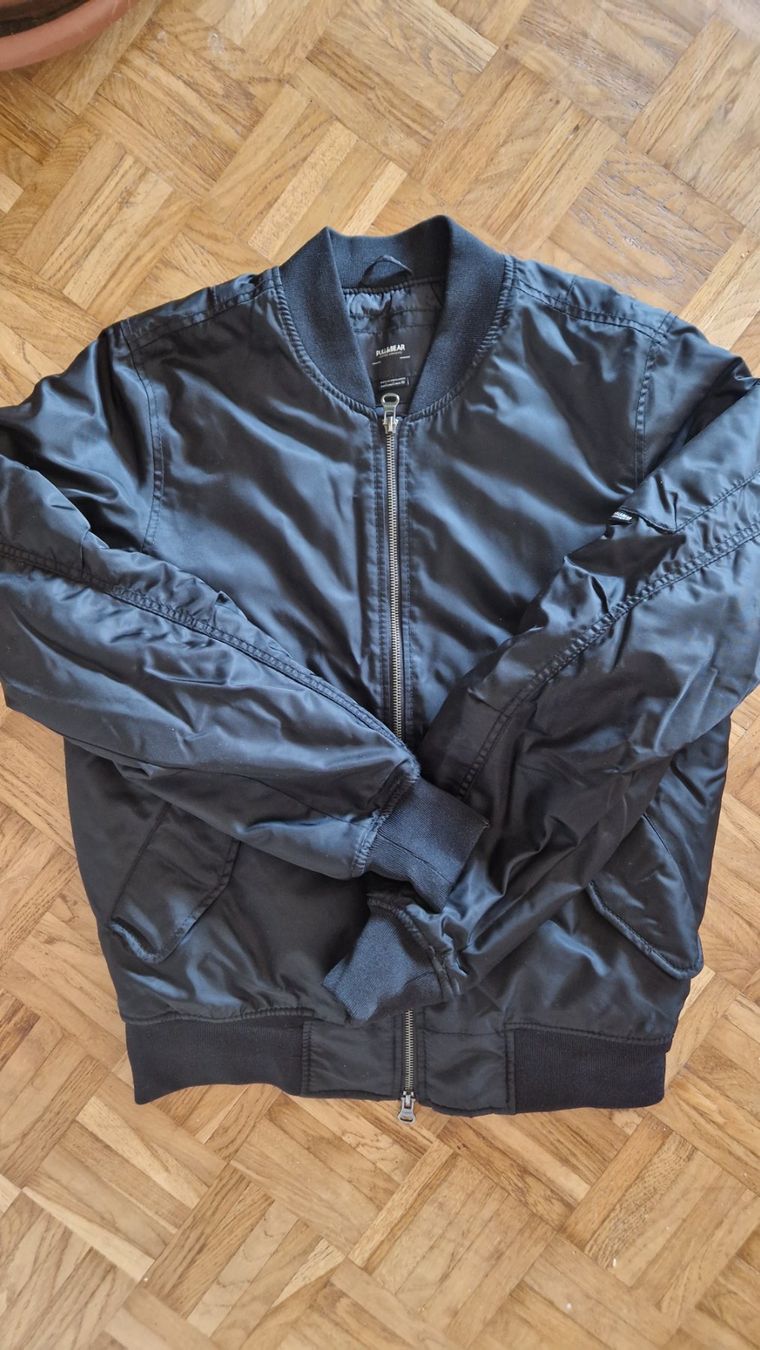 Pull&Bear Vestes: Bomberjacke PULL&BEAR schwarz Grösse S guter Zustand – D'occasion à Zürich par Namarmont