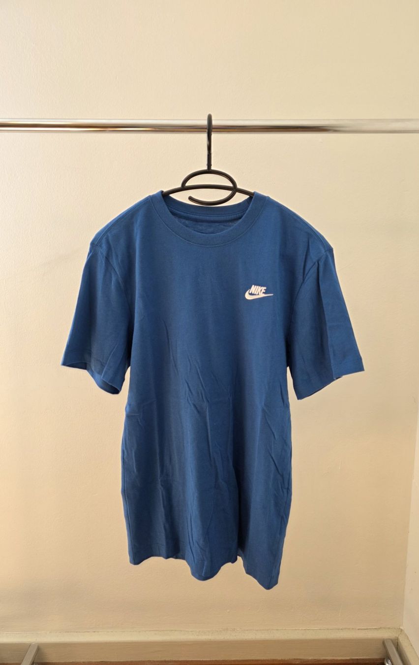 Nike T-shirt: Blaues T-Shirt Nike – Nuovo (secondo la descrizione) da Rothenfluh venduto da sel_j856