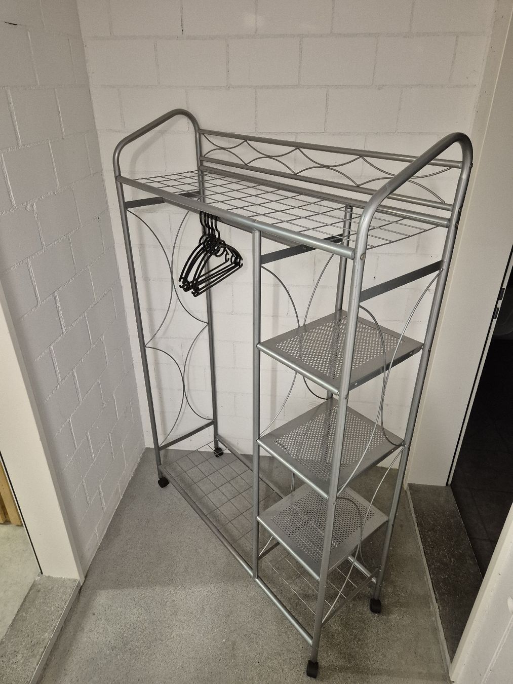 Guardaroba: Kleiderständer / Garderobe mit Rädern – Usato da Gisikon venduto da Spunk 4