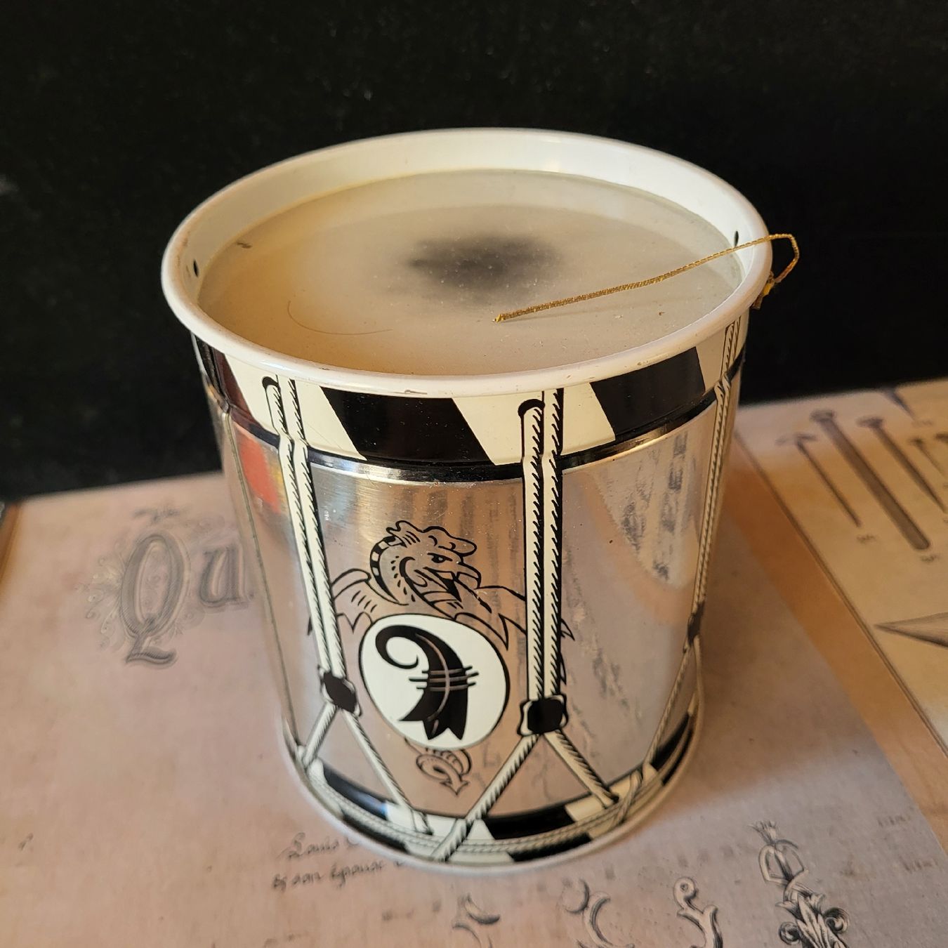 Tutte le decorazioni: Baslerläckerli vintage Blechdose in form einer Trommel Basel – Usato da Lyss venduto da Schrotthandel 2