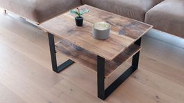 Rustikaler Couchtisch aus schönen Altholzbrettern