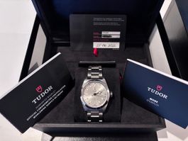 Tudor black bay 36